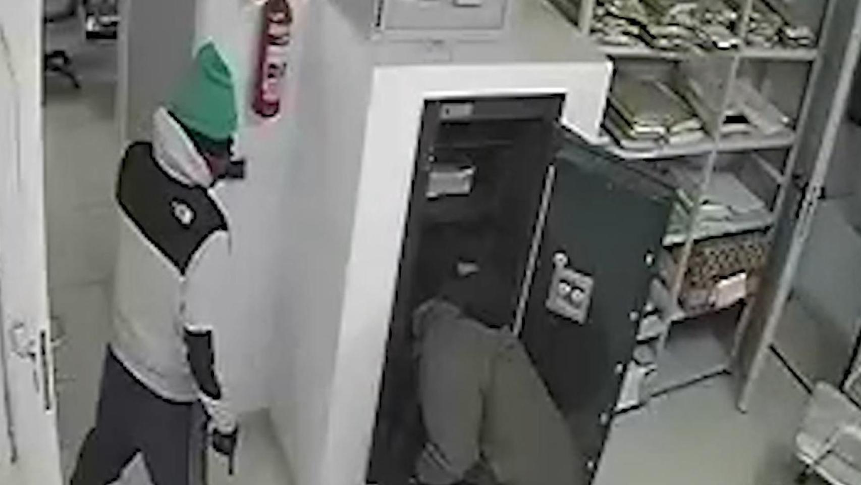 Félix y Juan Carlos se hicieron "consortes" en prisión y dieron el golpe de 154.000€ a una caja de Cáceres: "Iban de albañiles"