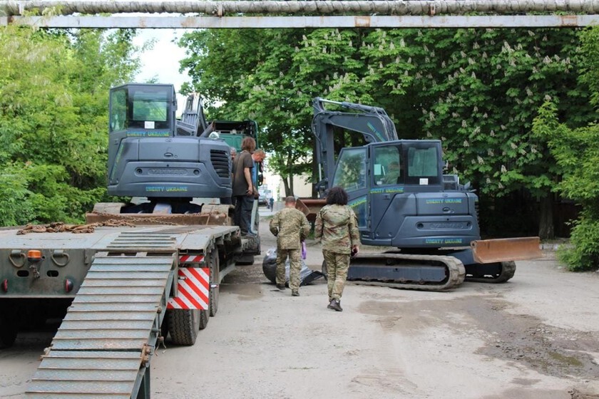 La llegada de excavadoras al frente no es una buena noticia para Ucrania: la guerra de Irán le ha puesto una alfombra a Rusia