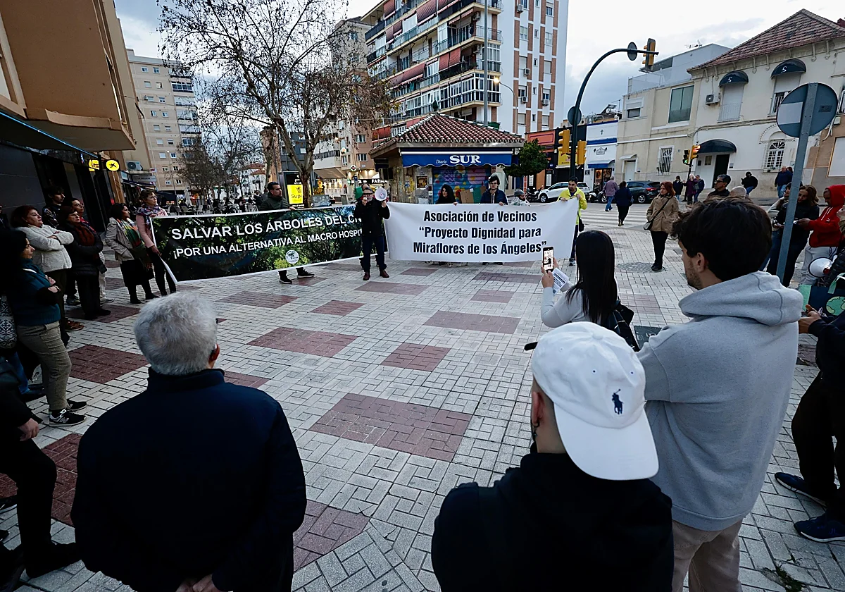 Sesenta personas se manifiestan contra la construcción del Hospital Virgen de la Esperanza
