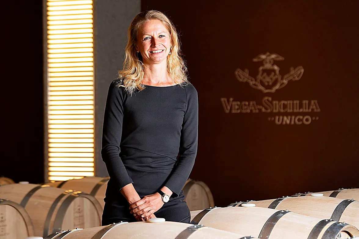 La ejecutiva estadounidense que eligió el silencio de los viñedos de Vega Sicilia