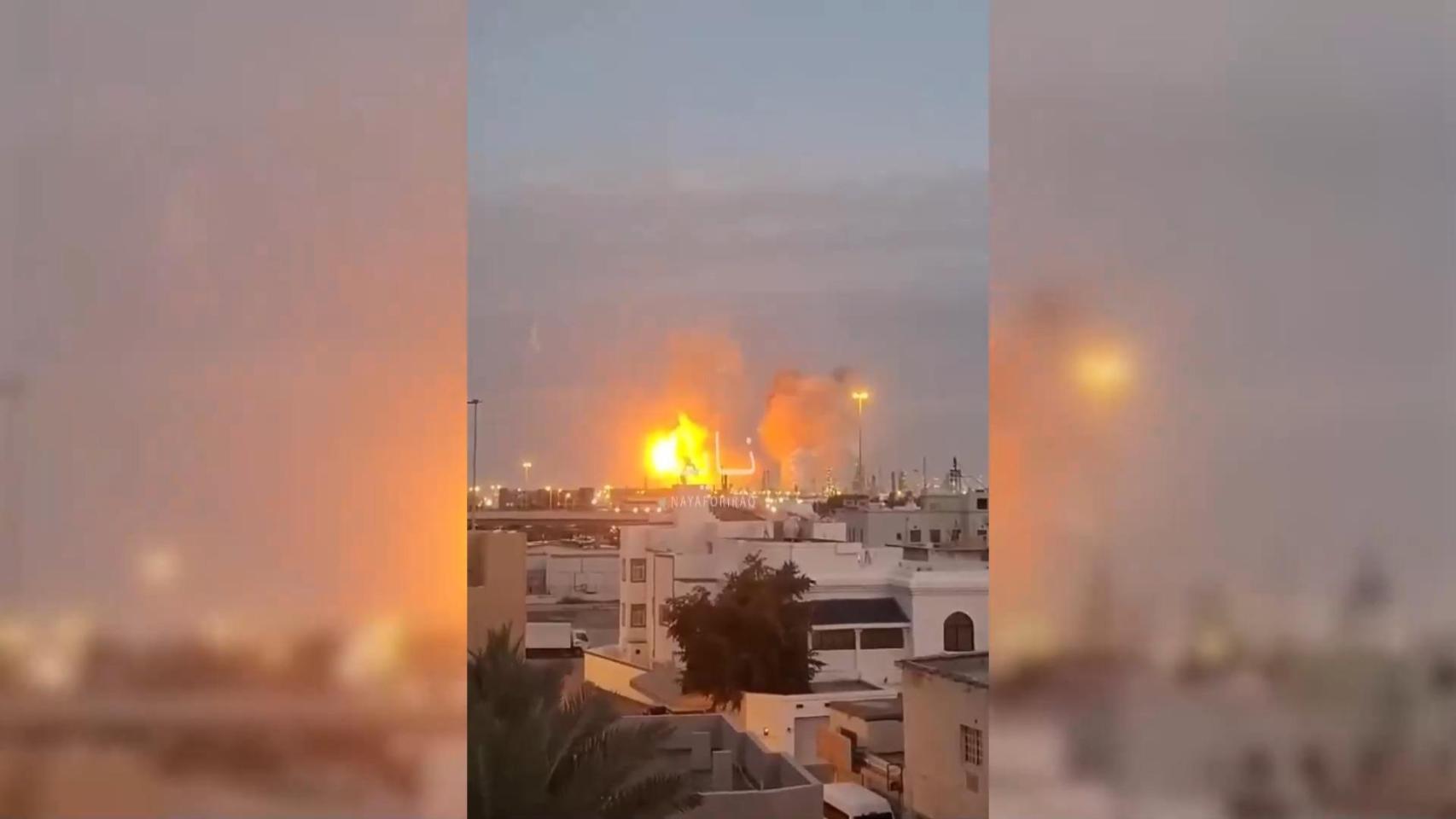 Irán se ceba con Bahréin: ataca con misiles su mayor refinería y destruye el mayor centro de datos de Amazon de la región