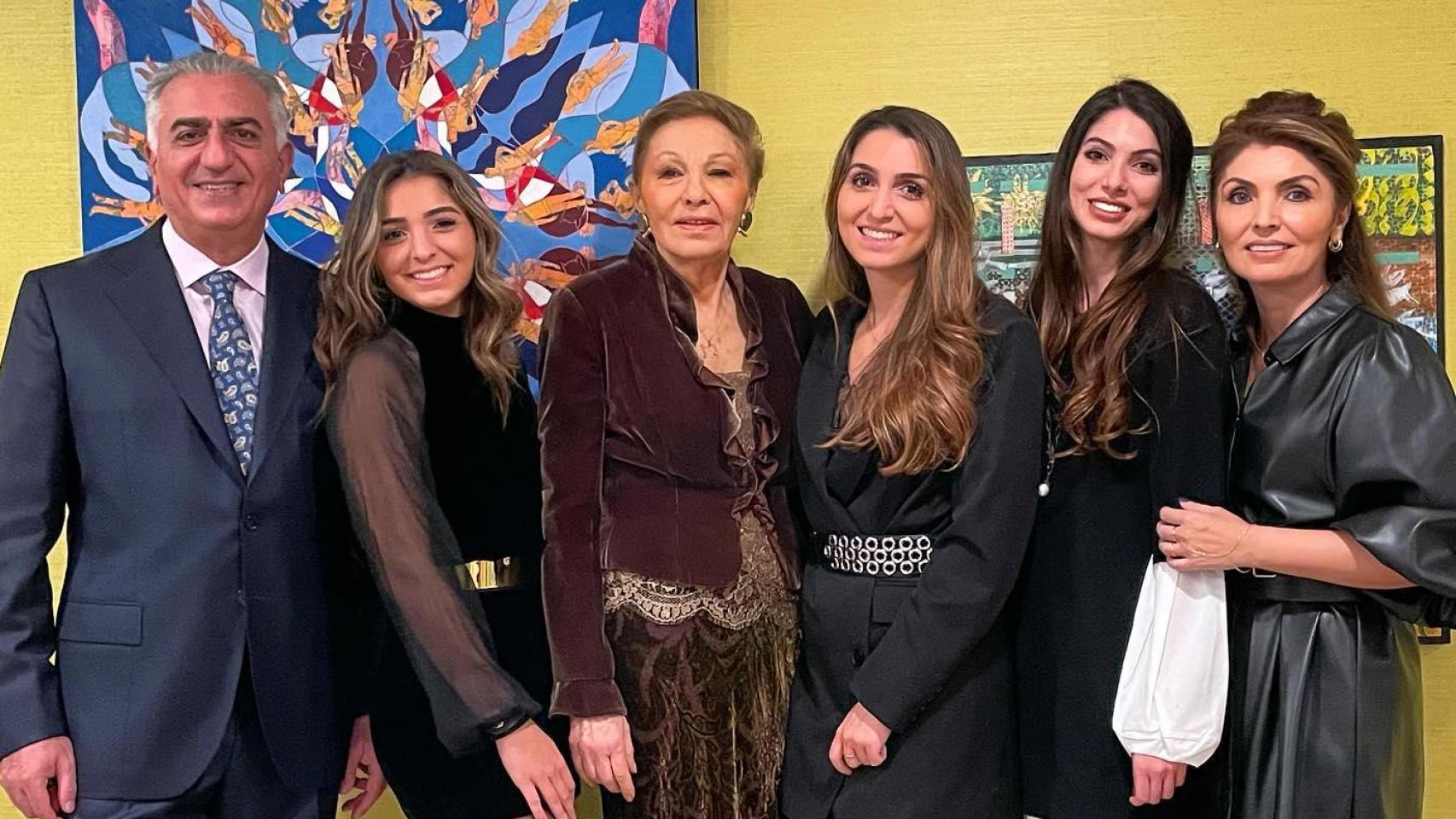 Pahlaví, la Familia Real de Irán exiliada que sueña con volver al trono del Pavo Real: de Farah Diba a sus 3 nietas influencers