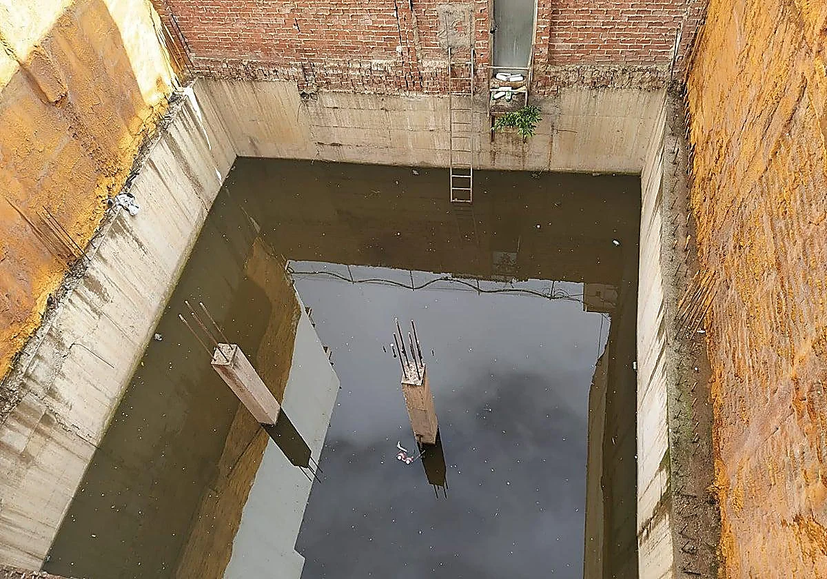 Abren expediente a la propiedad de un solar en calle Bailén ante la proliferación de mosquitos por el agua de lluvia estancada