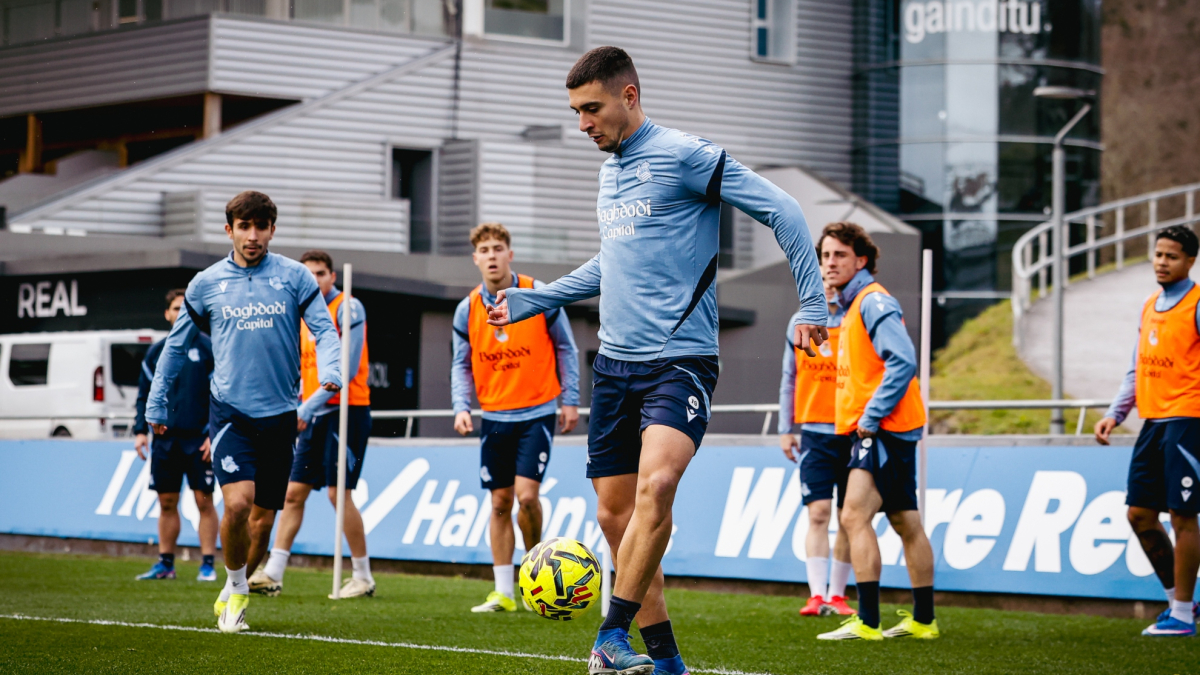 Karrikaburu entra en una convocatoria para visitar al Atlético sin Aihen