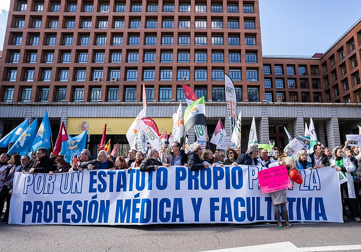 Los médicos exigen negociar directamente con Sanidad para desconvocar la huelga