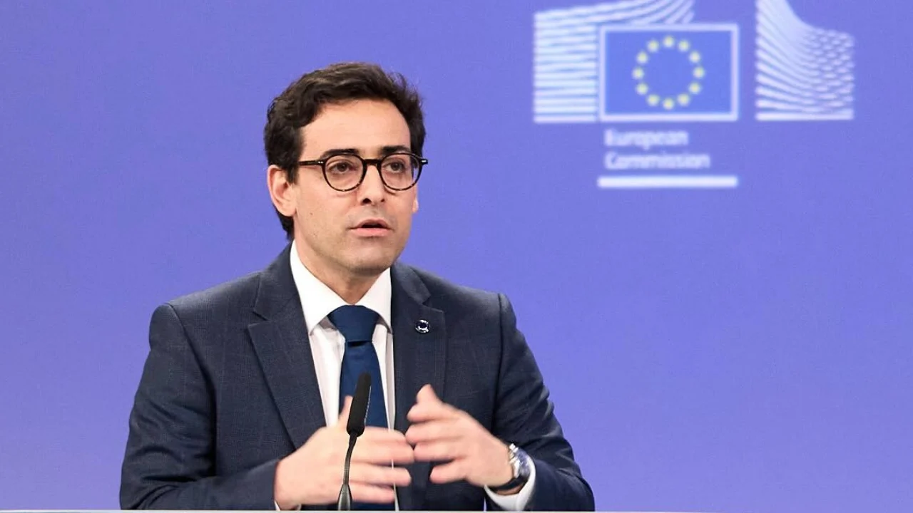 Un comisario de la UE pone el dedo en la llaga: “¿Cómo vamos a hablar de descarbonización usando baterías hechas en China?