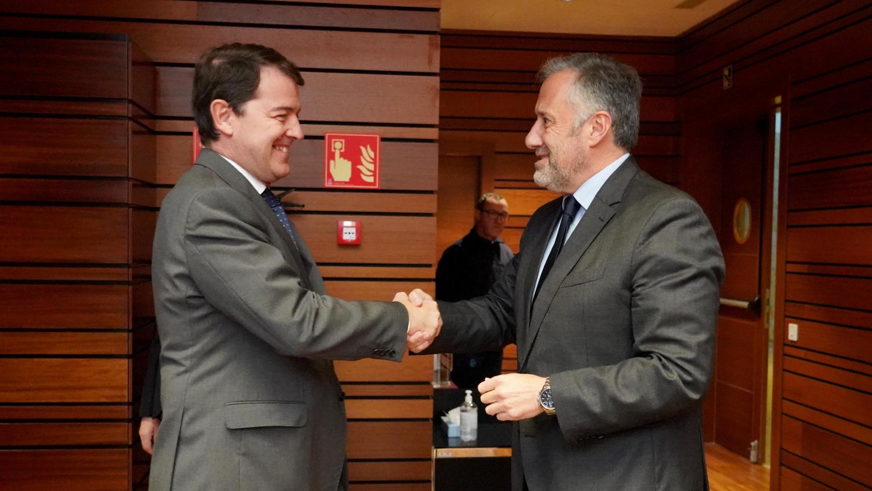 El 'no' de Vox a María Guardiola en Extremadura anticipa unas negociaciones duras en Castilla y León