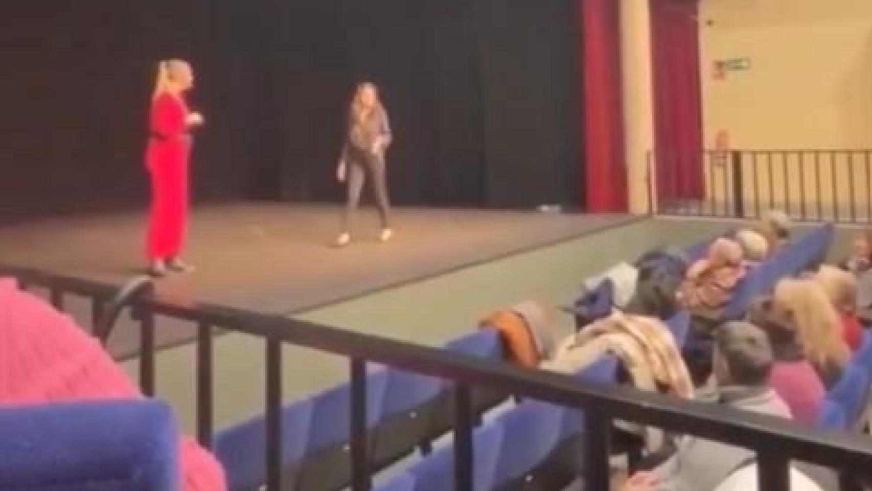 Dimite una edil del PP que interrumpió en directo un monólogo feminista al grito de: "Esta obra de teatro acaba aquí"