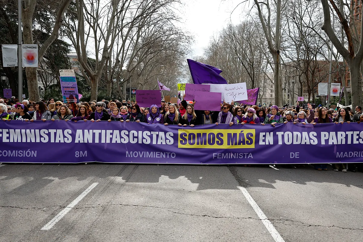 La 'marea violeta' recorre las calles de las ciudades españolas por el 8M