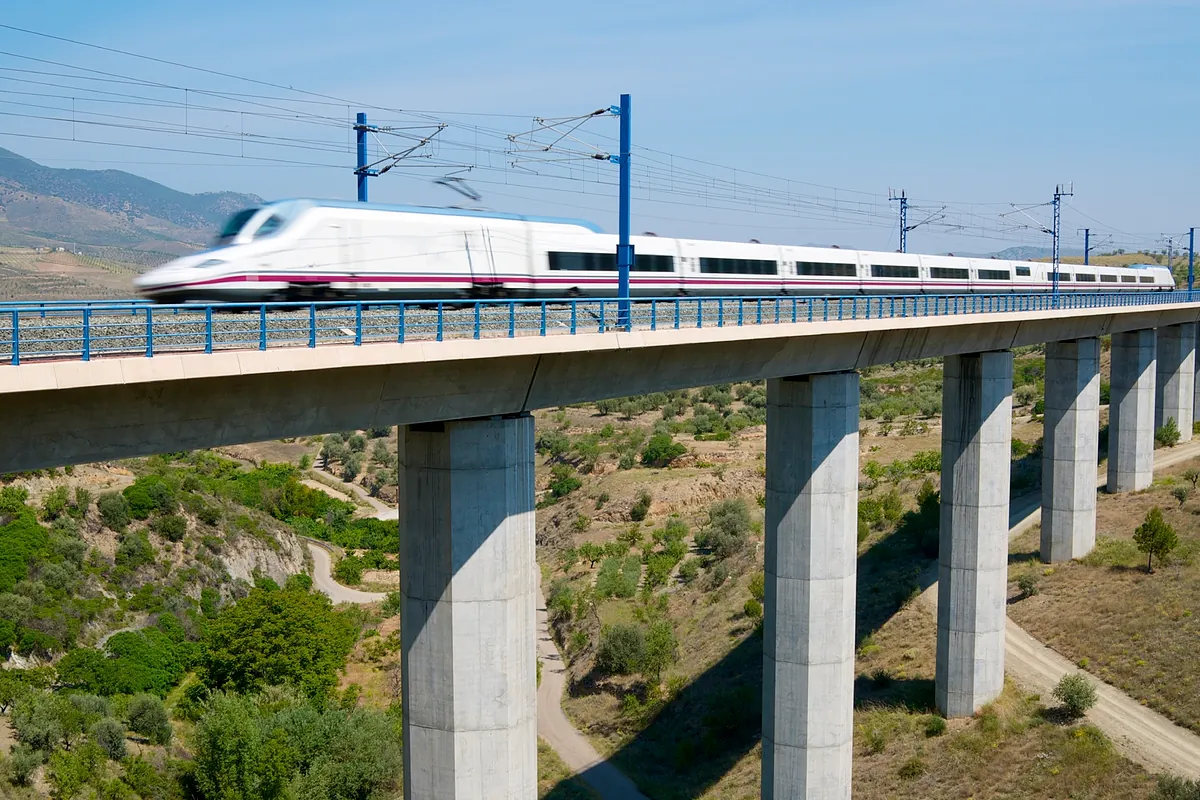 Renfe licita un macrocontrato de casi 1.000 millones para grandes empresas de autobús