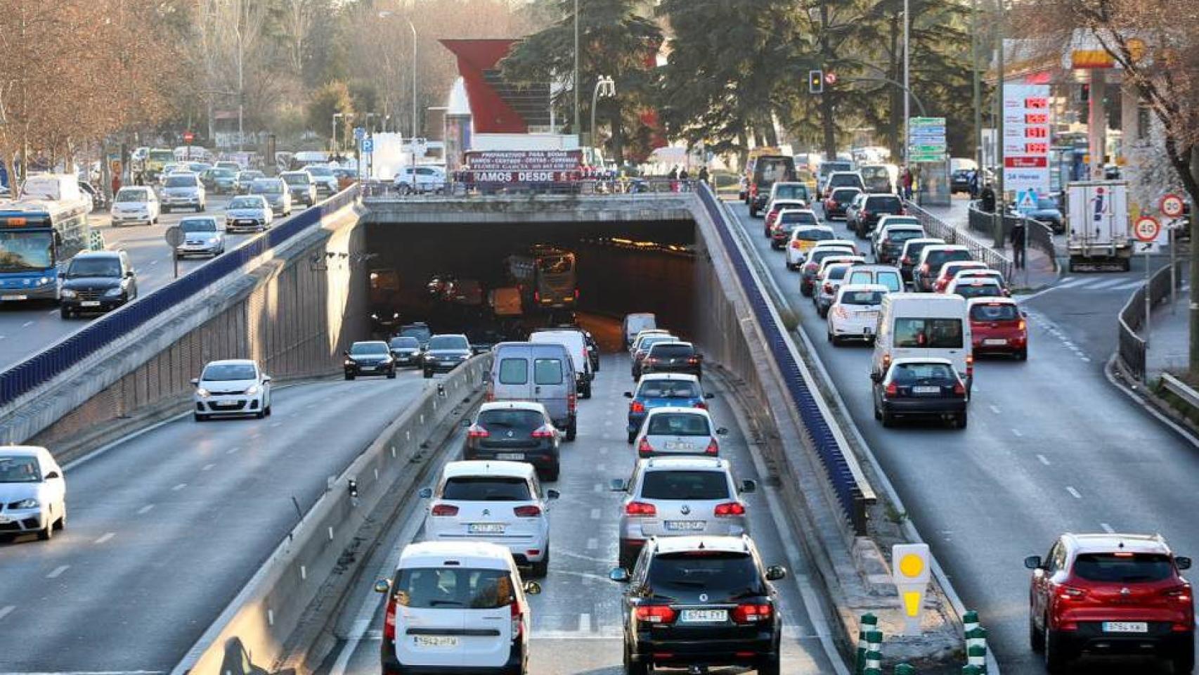 Almeida amplía hasta finales de 2026 la moratoria de acceso a los vehículos sin etiqueta empadronados en Madrid