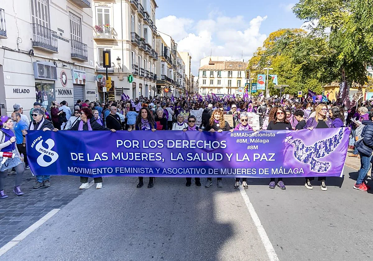 Miles de personas recorren el Centro de Málaga «por los derechos de las mujeres, la salud y la paz»