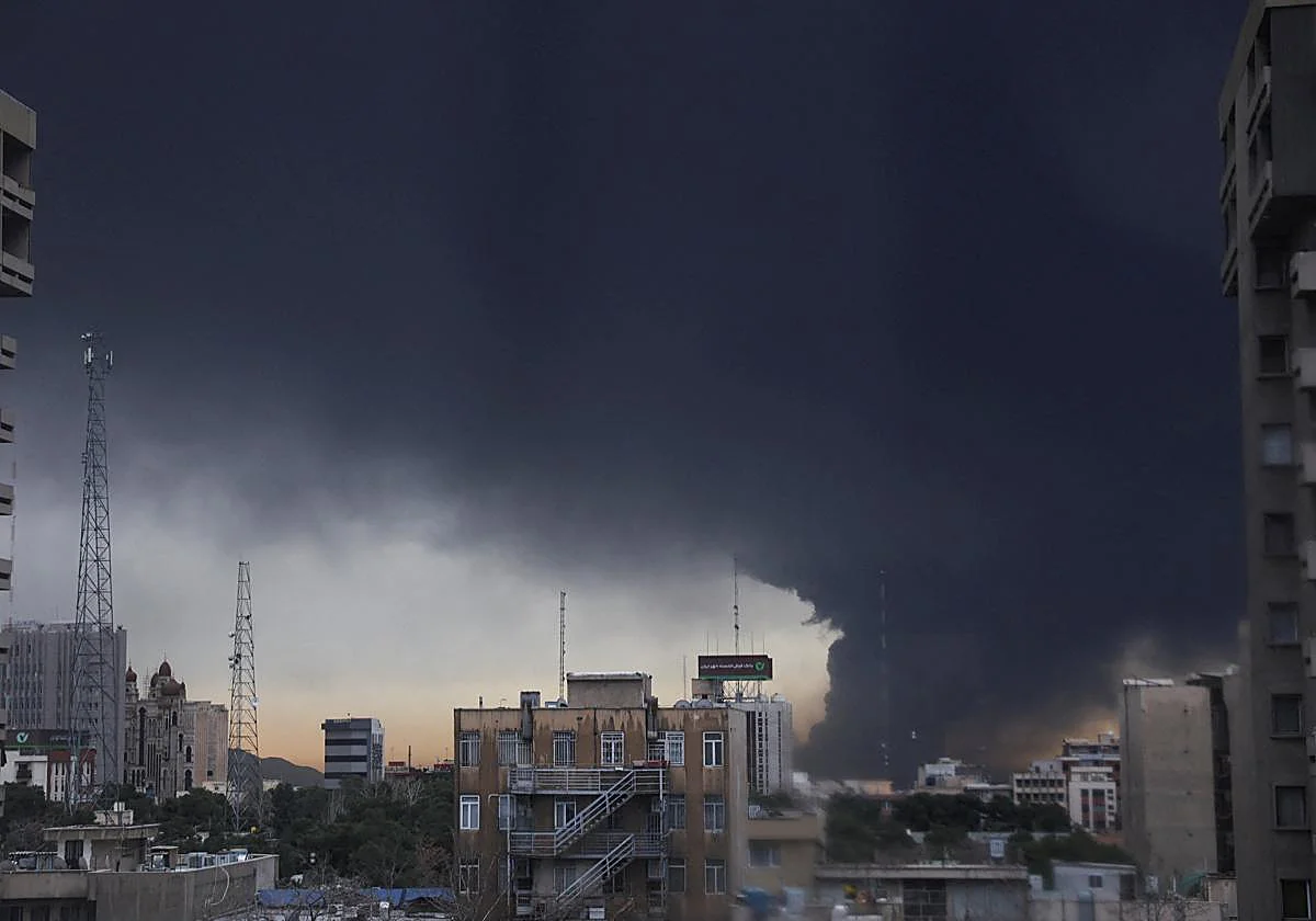 Irán elige nuevo Líder Supremo mientras EE UU e Israel atacan plantas petrolíferas y desalinizadoras