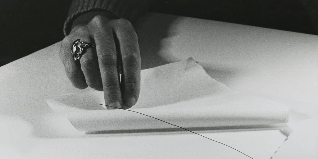 'Sostener la línea con los dedos', en Prats Nogueras Blanchard: acciones insimismadas de Helena Almeida