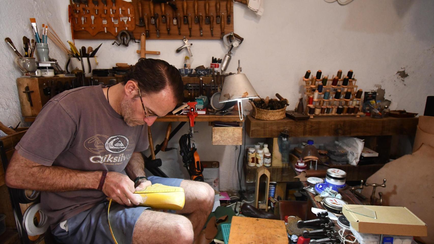 Álvaro Gross, el artesano que lo dejó todo para hacer zapatos en un pueblo de 350 vecinos: "Soy más feliz que en toda mi vida"