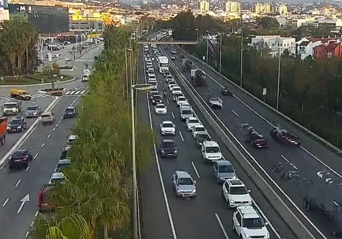 Varios accidentes complican el tráfico en el arranque del lunes: hasta 12 kilómetros de atascos en la A-7