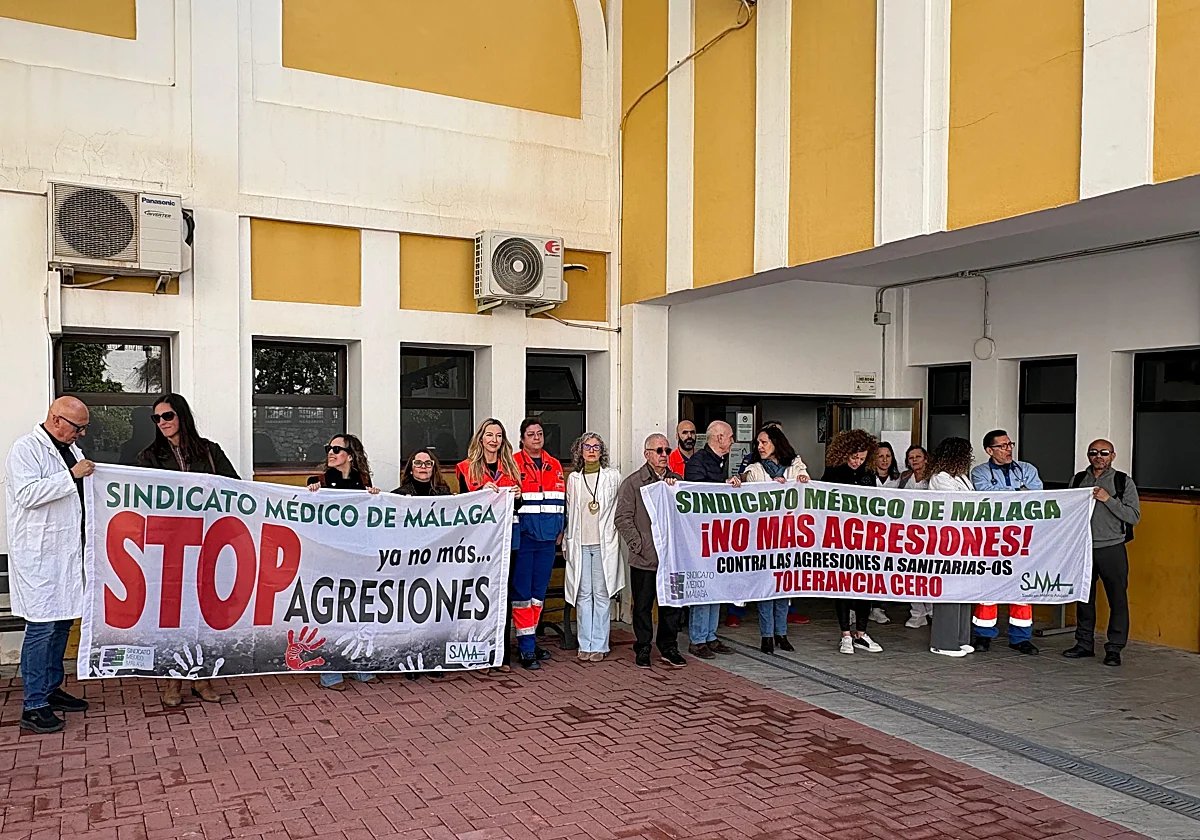 Una paciente golpea con una muleta a un médico en el centro de salud de Torrox