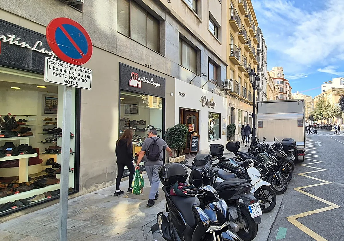 El Ayuntamiento suprime de forma provisional los parking de motos de Atarazanas hasta las tres de la tarde