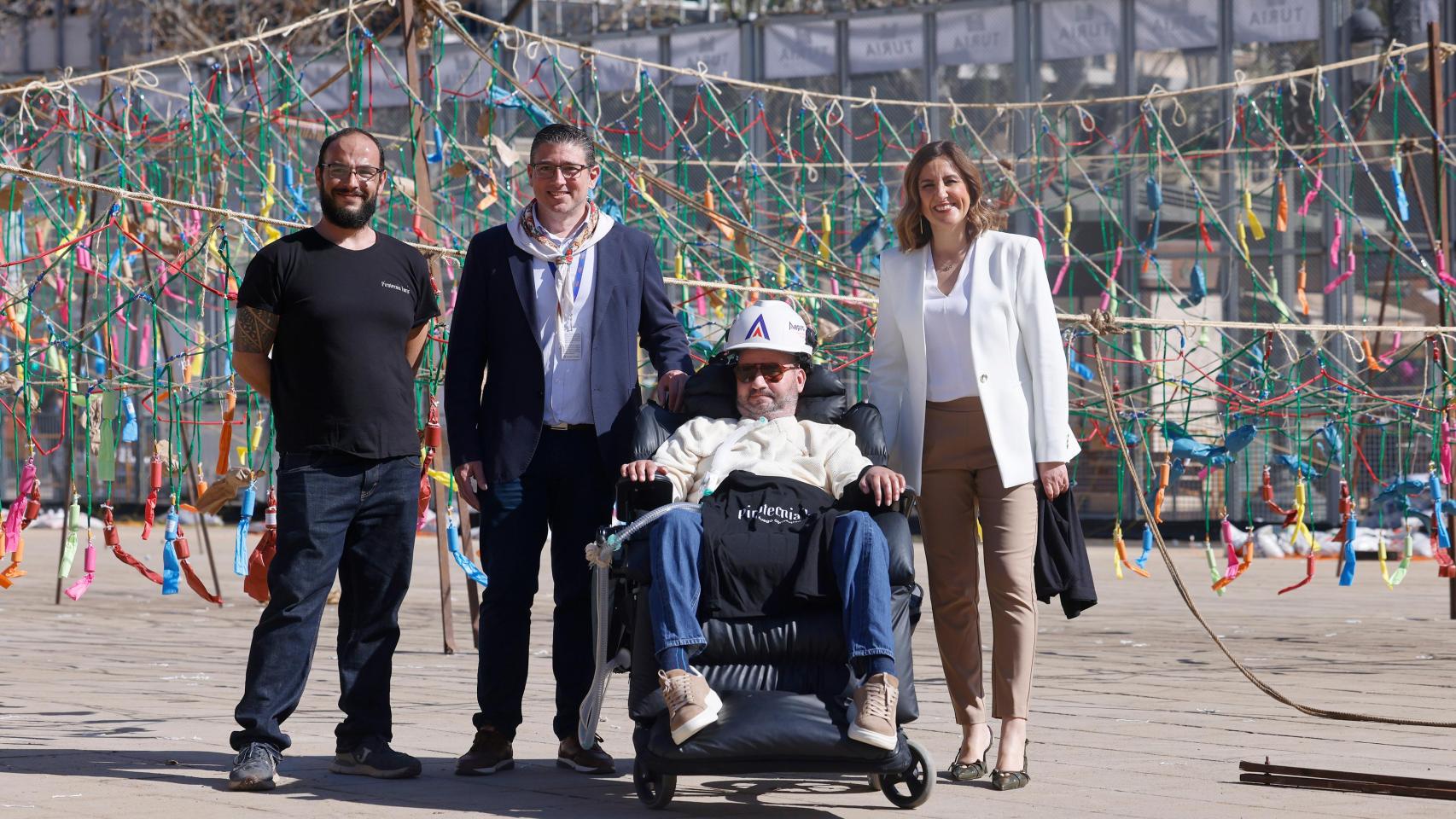 Catalá recibe al activista con ELA Jordi Sabaté en la 'mascletà' tras preguntar dónde verla con su "severa discapacidad"