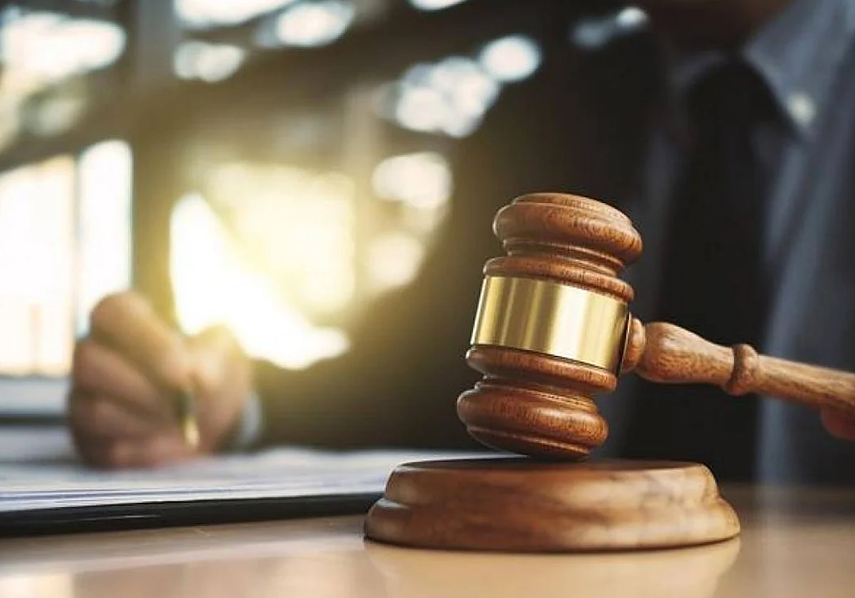 Despedido por hacer sonar el 'Cara al sol' por la megafonía del restaurante en el que trabajaba y un juez lo declara improcedente