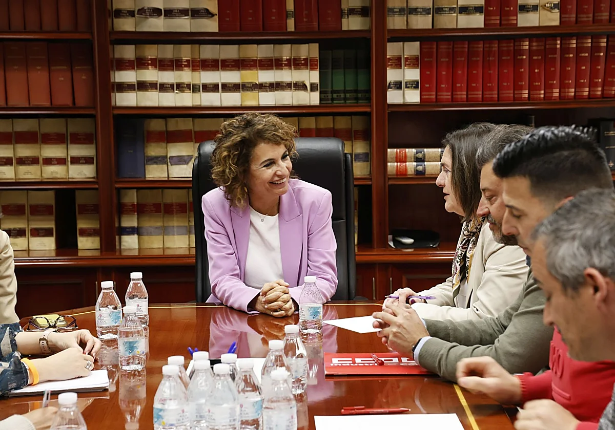 Un conflicto laboral en Hitachi genera un nuevo choque institucional entre el Gobierno y la Junta