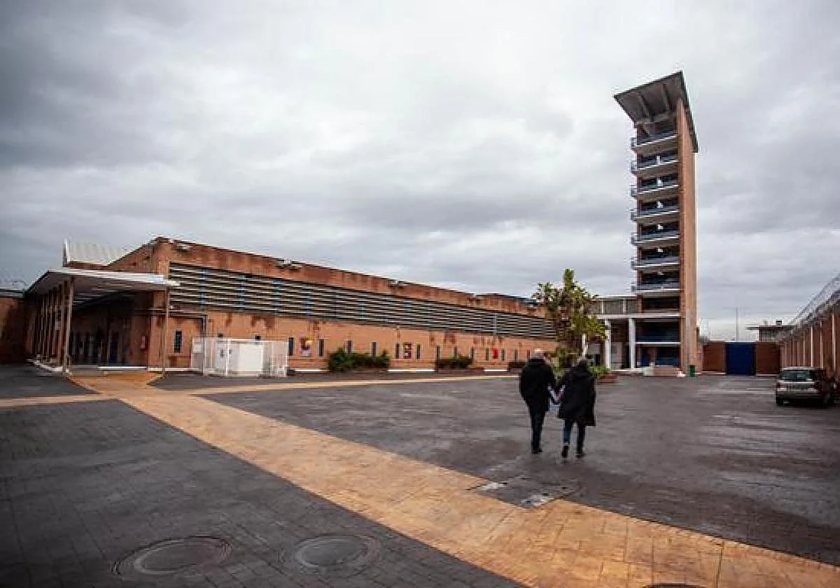 Malaga prison reports tension after inmate bites guard