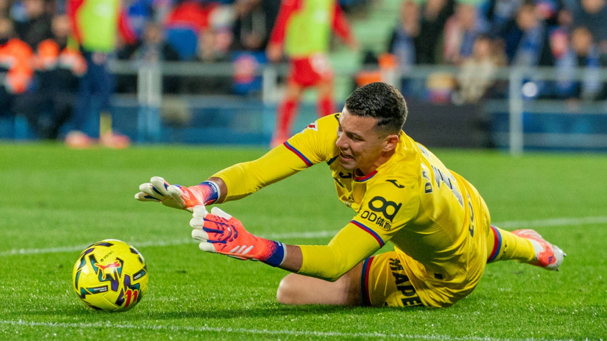 El Getafe renueva a David Soria y ejerce la opción de compra por Mario Martín