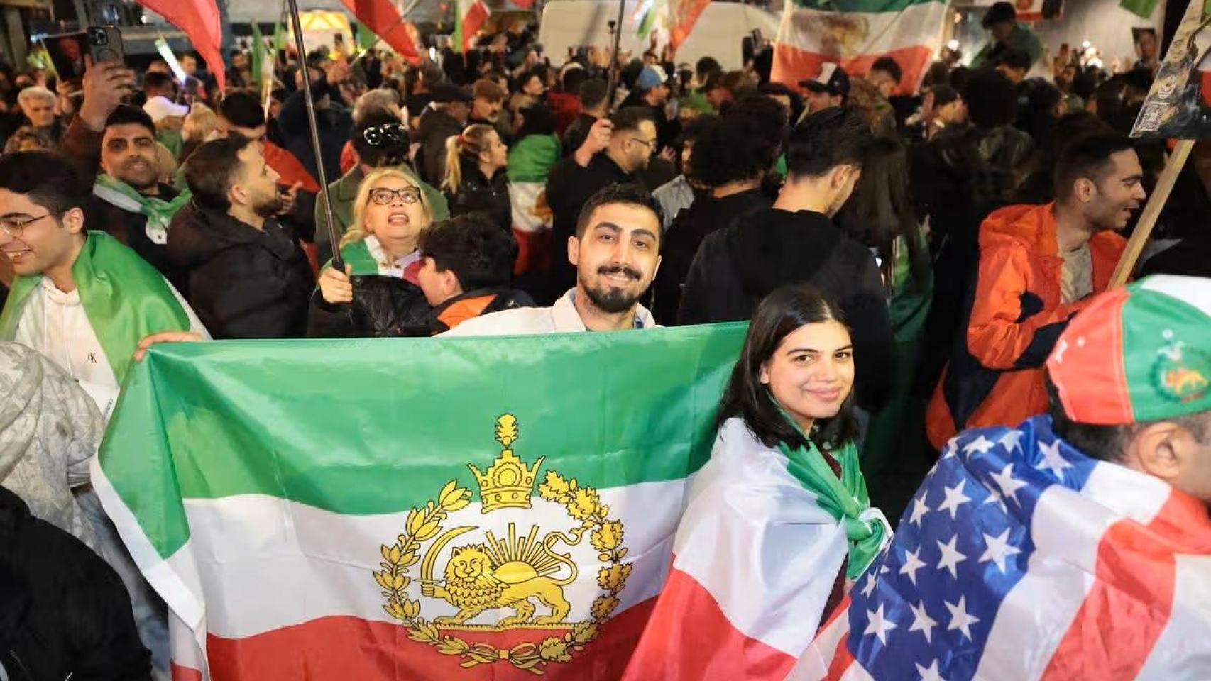 Disturbios en Mánchester durante la vigilia por Jamenei: una "Guardia Islámica" y choques entre bandos