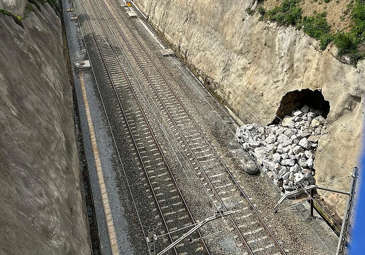 Adif estabiliza con escolleras un talud derrumbado en el Cercanías de la Costa