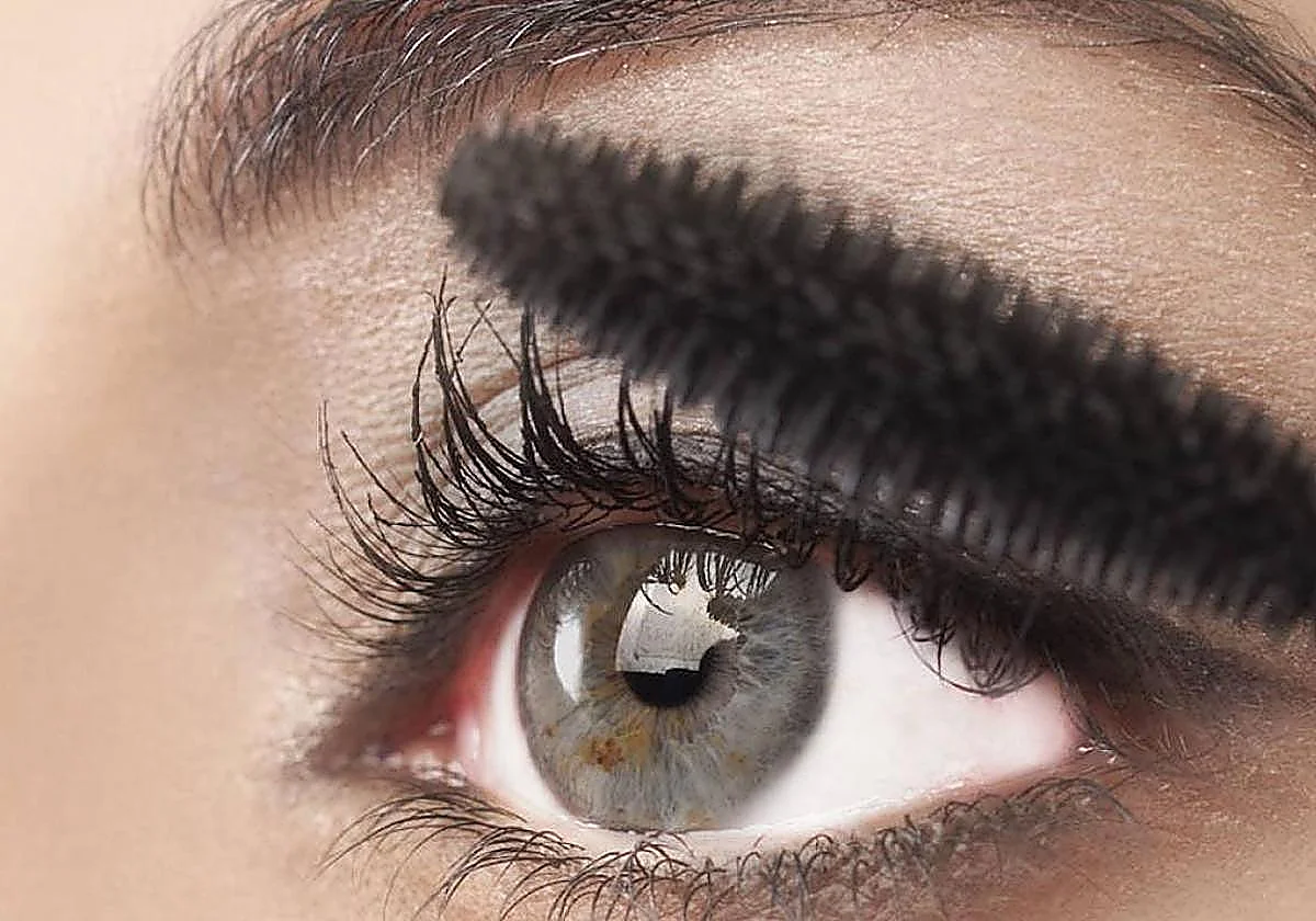 Visión borrosa o cambio en el color de los ojos: los riesgos de algunos sérums para pestañas