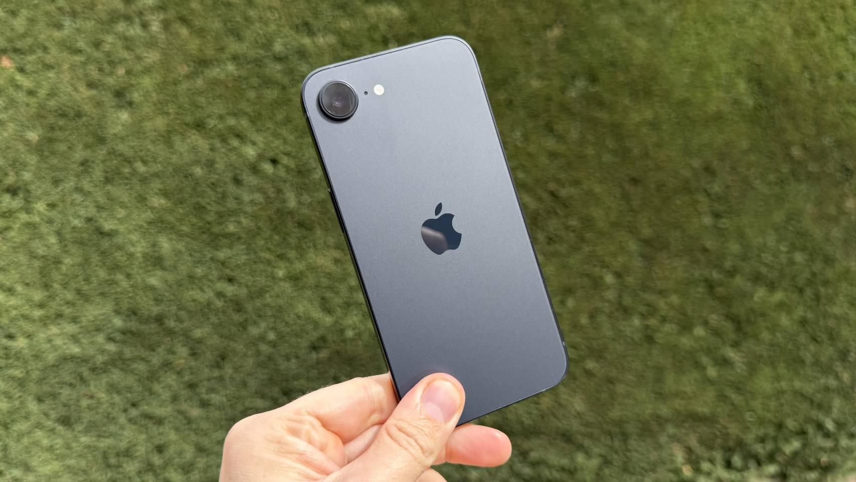 Probamos el iPhone 17e, el móvil de 700 € de Apple que apuesta por rendimiento y durabilidad para conquistarte