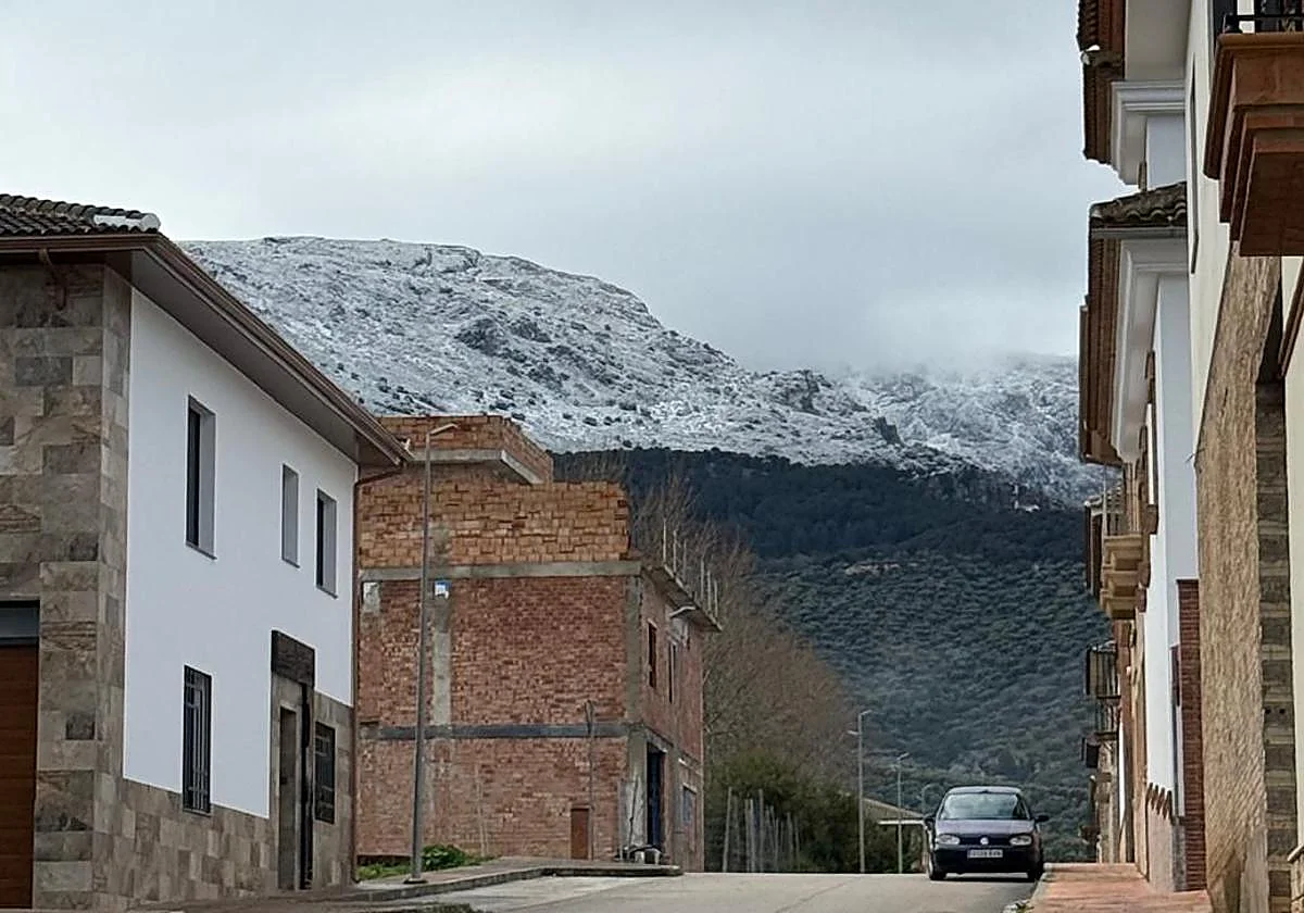 Las cumbres de la Axarquía y las sierras de Villanueva del Trabuco amanecen cubiertas de blanco tras una noche de nevadas