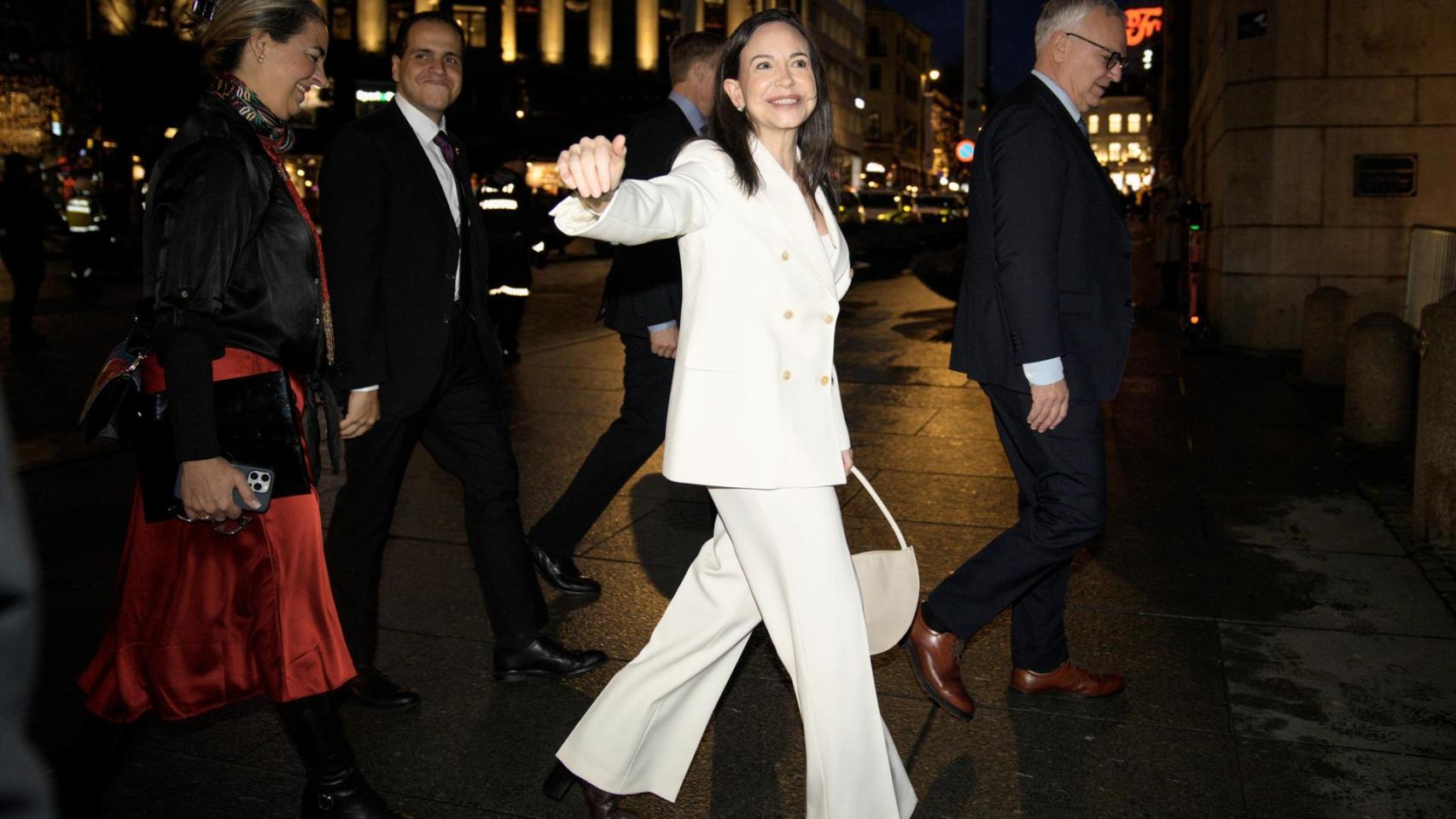 María Corina Machado y todo lo que tiene que decir su traje blanco: "Con él se posiciona en el lado bueno de la historia"