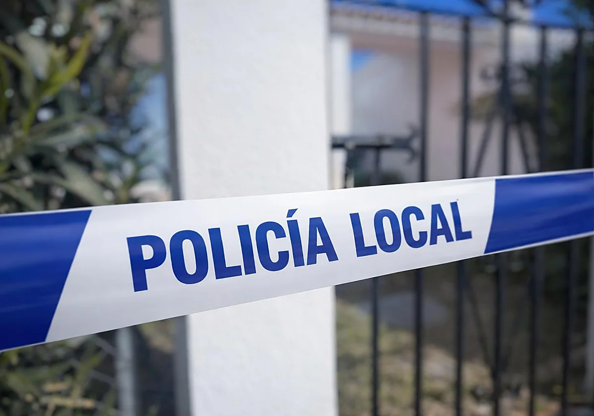 La Policía Local de Mijas detiene a una mujer tras okupar una vivienda y agredir a los agentes durante el desalojo