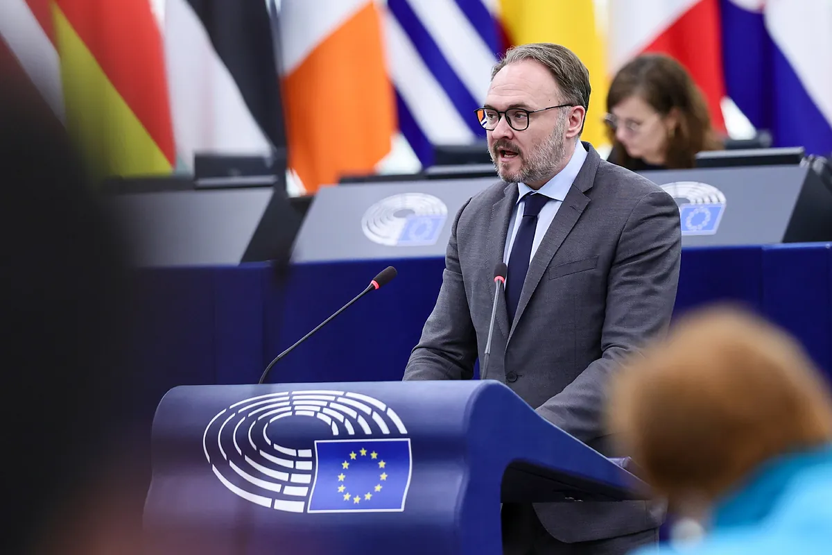 Bruselas insta a los países de la UE a bajar al mínimo los impuestos de la electricidad