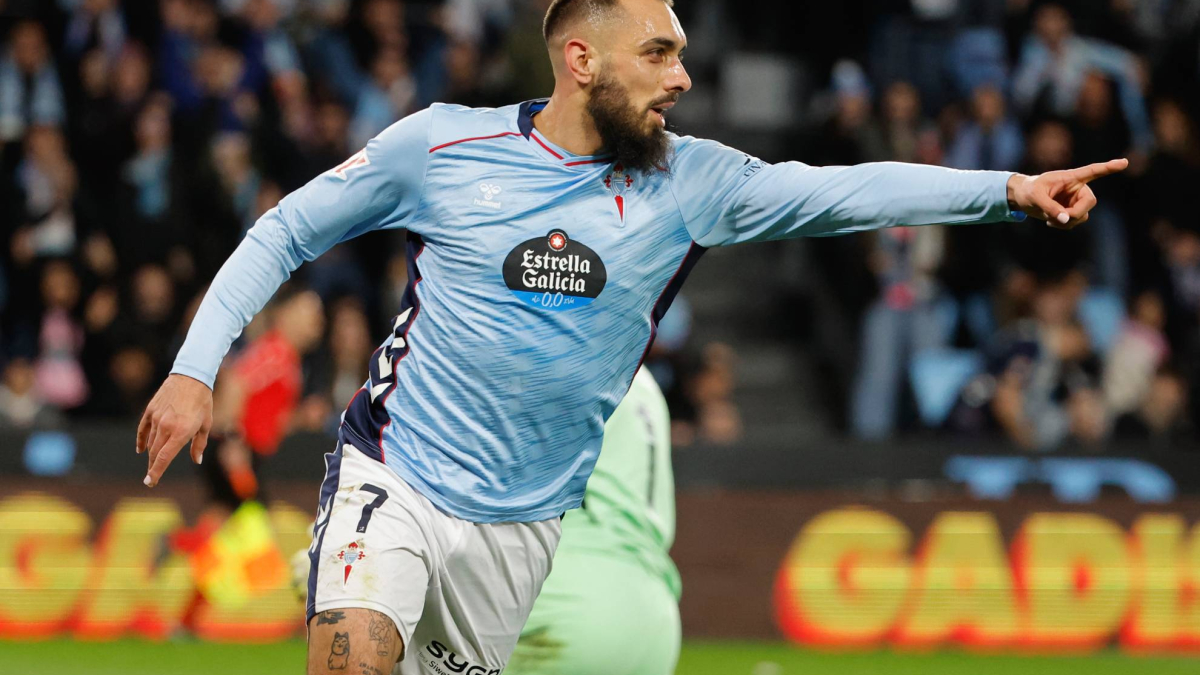 Borja Iglesias: "Me entristece que parezca imposible que los futbolistas gays salgan del armario"