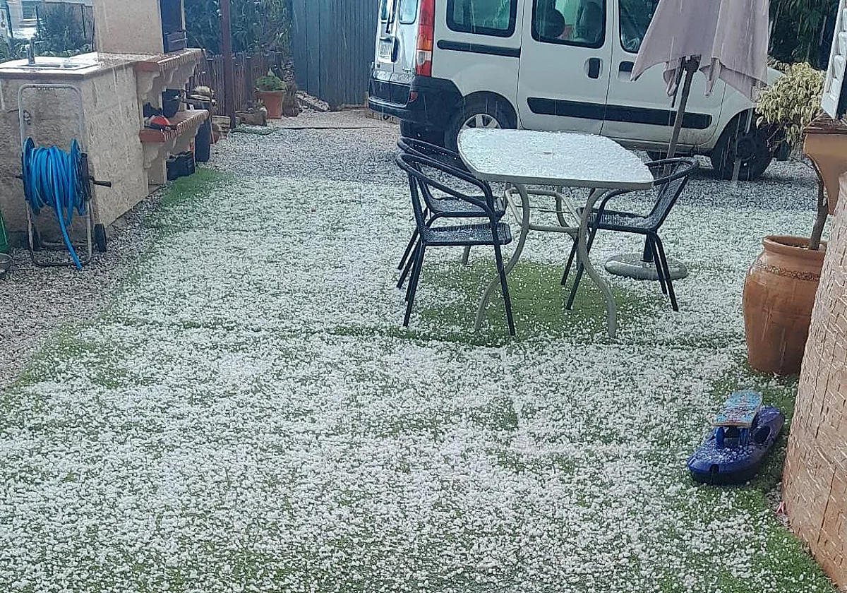 Una decena de granizadas sorprenden a los vecinos en la capital, el Guadalhorce y la Axarquía