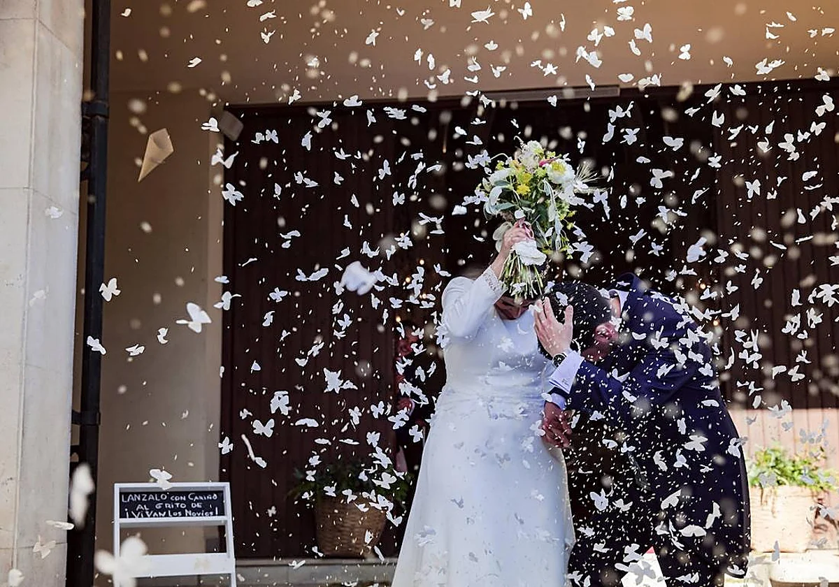 Hacienda no perseguirá los regalos de boda: es un bulo basado en la ambigüedad de la norma