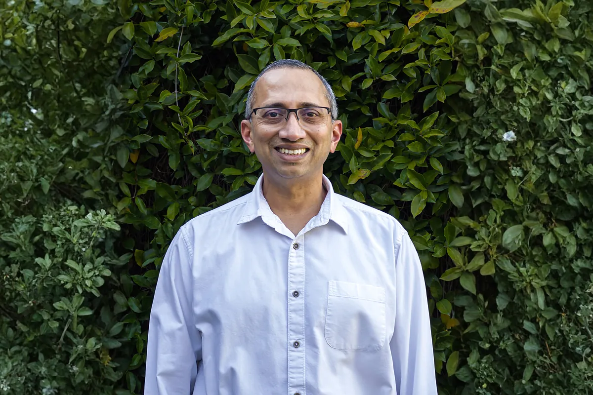 El exjefe de seguridad de Anthropic: "Me preocupa que la IA ayude a crear un arma biológica"