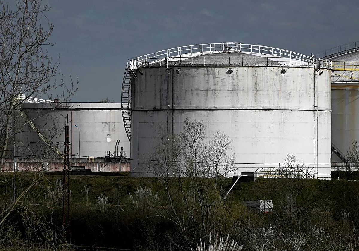 Calma tensa en los mercados ante la posible liberación de reservas de petróleo
