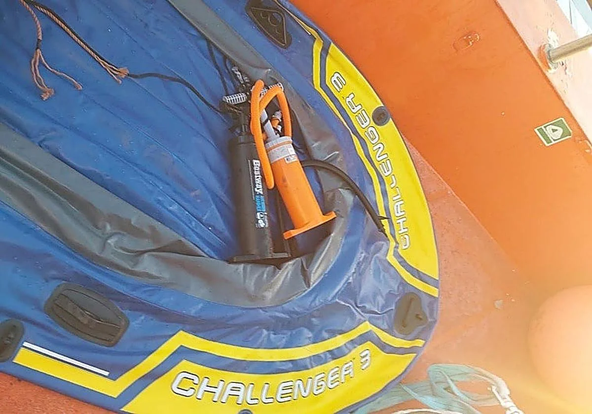 Maritime rescue off Cadiz coast: eleven North Africans pulled from two inflatables