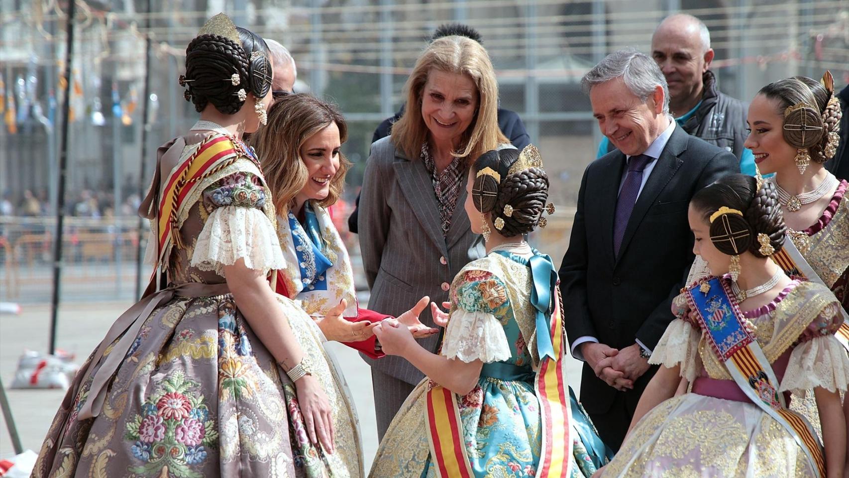 La Infanta Elena alucina con las Fallas de Valencia: ha conocido la fiesta y la 'mascletà' le ha dejado "bastante impactada"