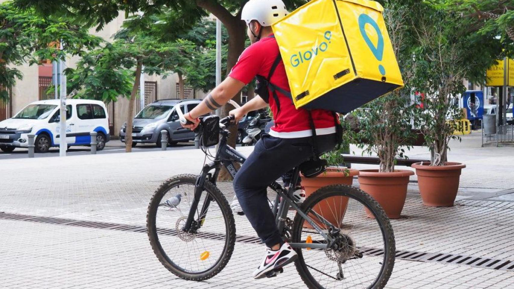 Glovo anuncia un ERE que afectará a 750 repartidores un año después de regularizar a sus falsos autónomos