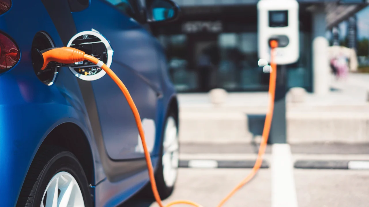 El eléctrico va a borrar al diésel, pero esto ya nos suena, es como un dejá vu: ¿otra vez el mismo guion?