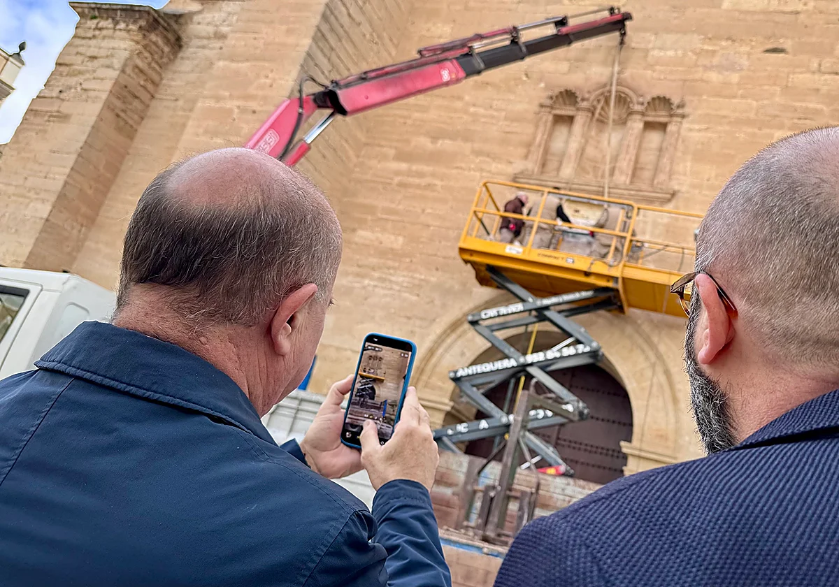 Recolocan el escudo del cardenal que mandó terminar la iglesia de San Pedro en Antequera