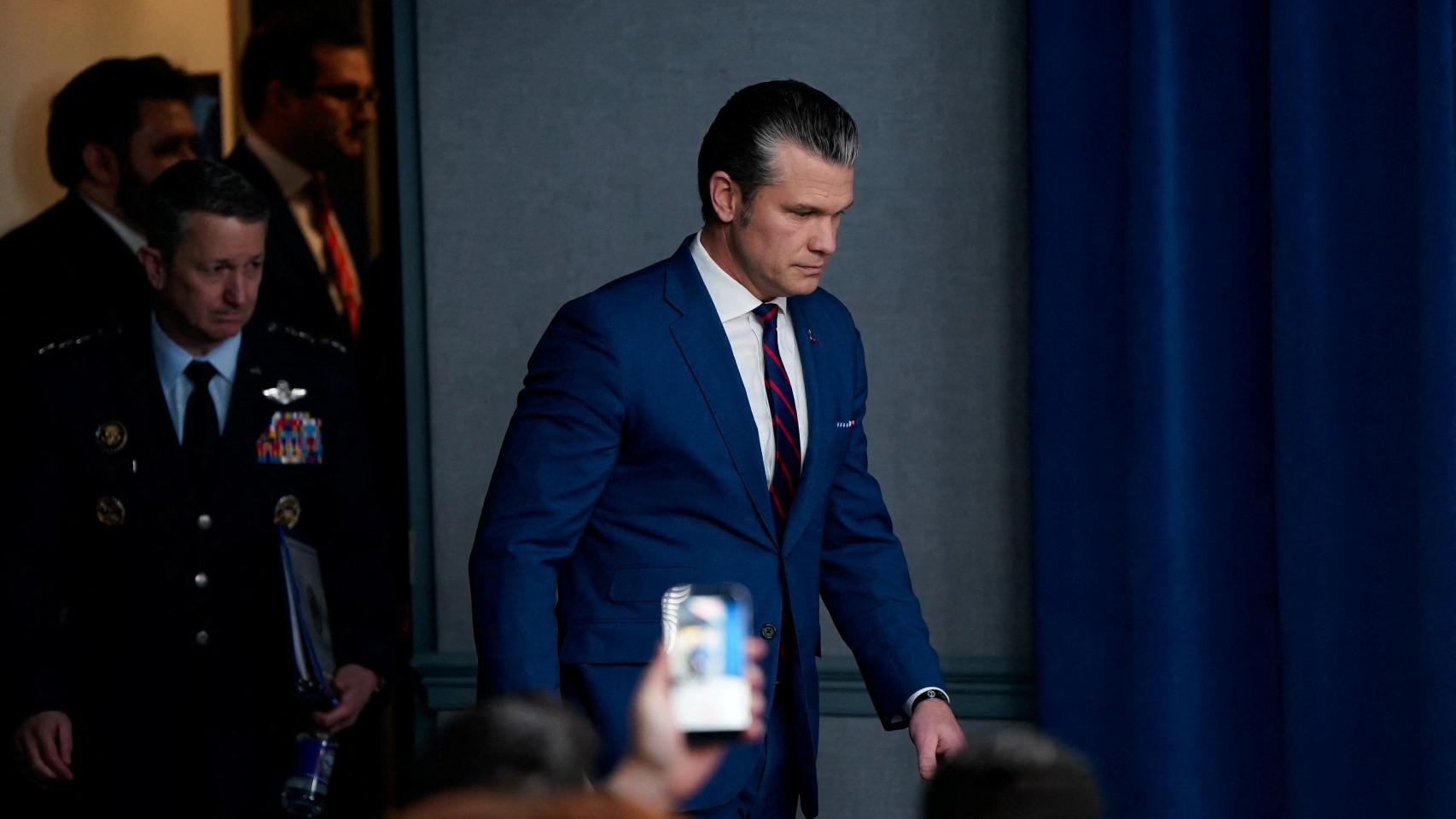 El Pentágono veta a reporteros gráficos en las ruedas de prensa por sacar fotografías "poco favorecedoras" a Pete Hegseth