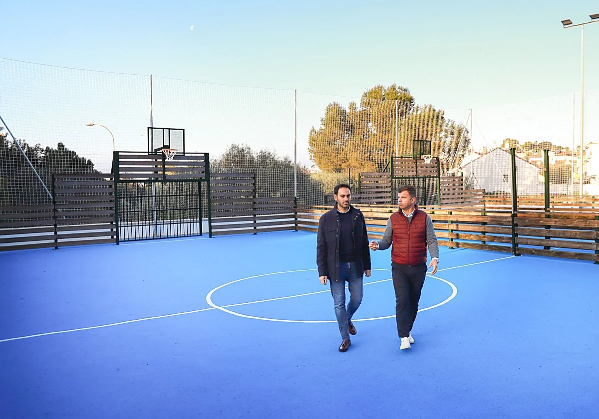 Marbella continúa mejorando las instalaciones deportivas de los barrios con la renovación de las pistas de La Torrecilla