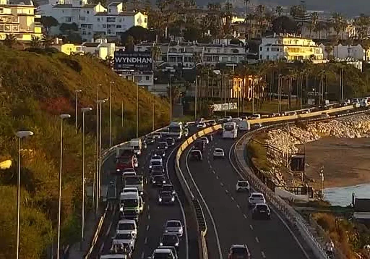 Una colisión entre varios vehículos vuelve a colapsar la A-7 entre Fuengirola y La Cala de Mijas