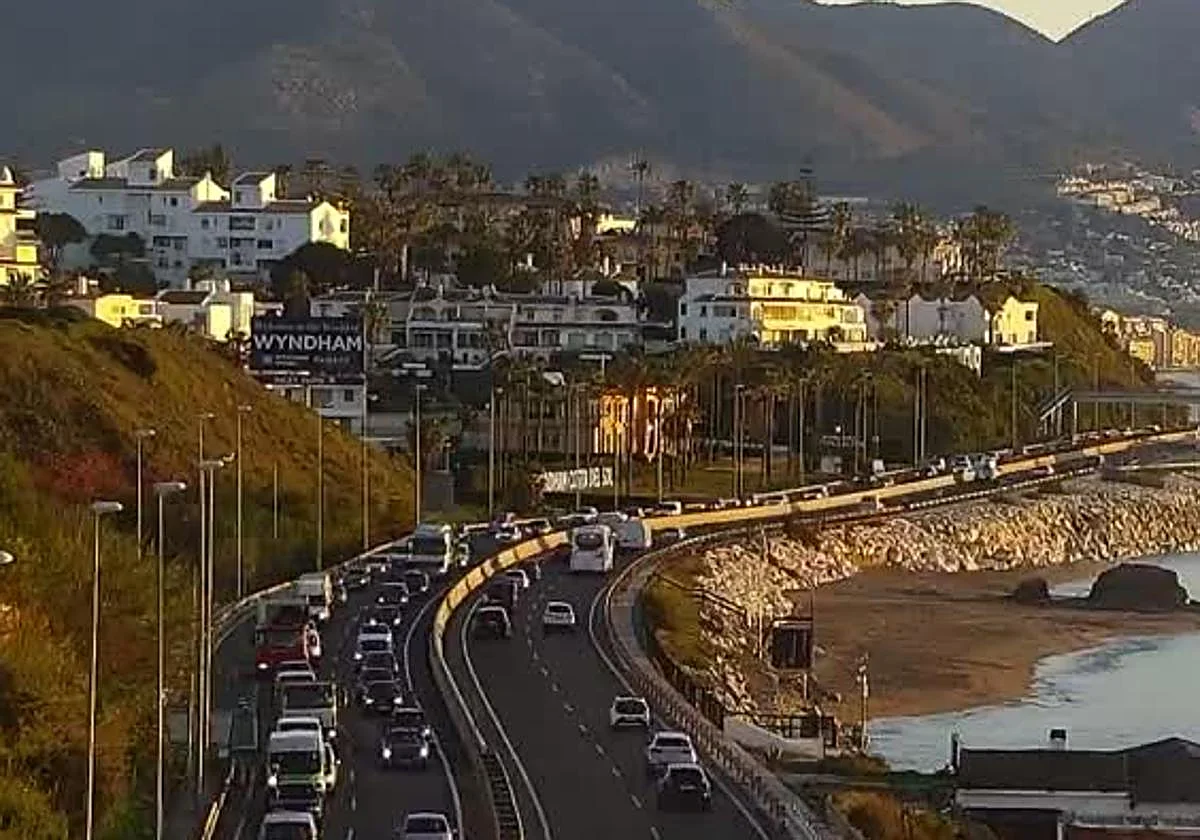 Malaga traffic: car crash delays traffic on A-7 between Fuengirola and La Cala de Mijas