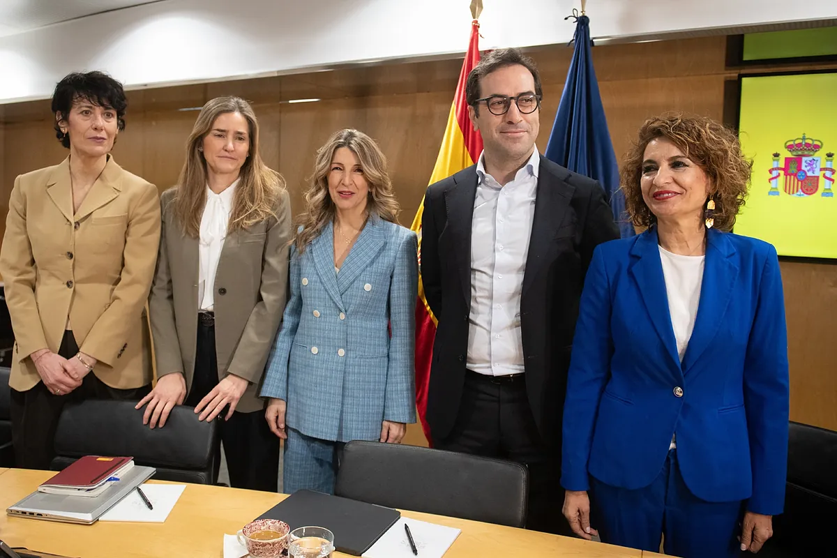 El Gobierno anuncia medidas fiscales para contener los precios de la energía y los carburantes